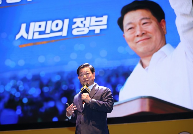 박승원 광명시장이 지난 6월 광명극장에서 열린 제6회 자치분권 포럼 '자치분권 아리랑'의 발표자로 나서 시민주권정부로 나아가고자 하는 포부를 밝히고 있다. 사진=광명시