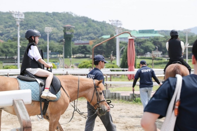 학생승마 체험 모습. 사진=마사회