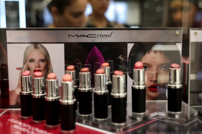 2025년 5월 28일, 인도 뭄바이의 한 쇼핑몰 내 화장품 매장에 MAC Cosmetics 립스틱이 진열되어 있다. 사진=로이터