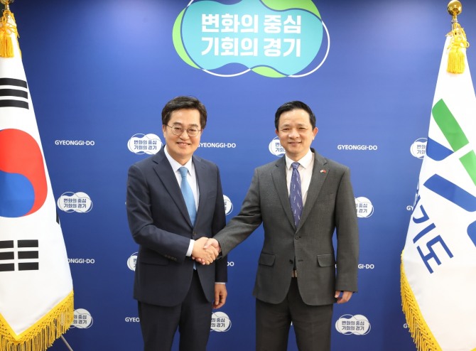 지난 21일 오후 김동연 경기도지사가 서울 중앙협력본부에서 다이빙 주한 중국대사와 기념촬영을 하고 있다. 사진=경기도