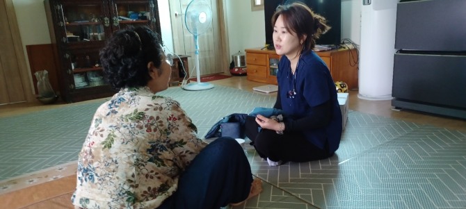 65세 이상 노인, 독거노인, 기초생활수급자, 암 환자 등 건강 취약계층에 간호사 등 보건소 전담 인력이 직접 가정을 방문하고 있다다. 사진=강화군