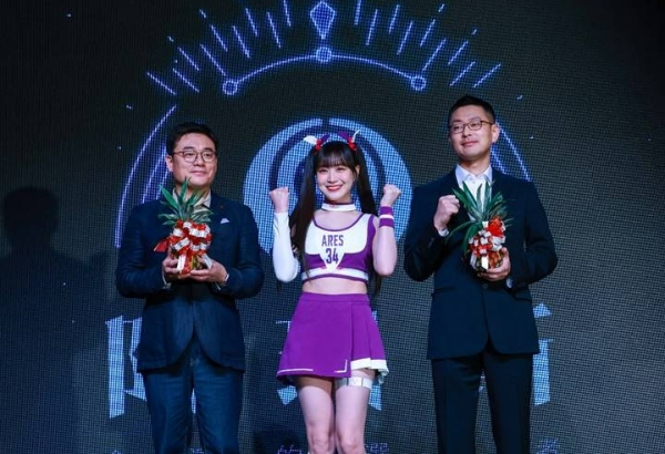 8월 14일 타이베이 누존에서 열린 '아레스'; 출시 쇼케이스. 왼쪽부터 정철호 컴투스홀딩스 대표, 변하율 치어리더, 반승철 세컨드다이브 대표. 사진=컴투스홀딩스