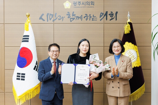 경기도 광주시청 언론홍보팀 박근혜 팀장이 경기도 광주시의회 선정 '1월 칭찬공무원'으로 증서를 받고 있다. 사진=광주시의회