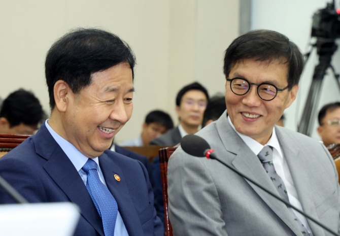 구윤철 경제부총리 겸 기획재정부 장관과 이창용 한국은행 총재가 지난 19일 서울 여의도 국회에서 열린 기획재정위원회 전체회의에서 대화하고 있다. 사진=뉴시스