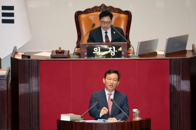 국민의힘 김형동 의원이 23일 서울 여의도 국회 본회의에서 노란봉투법(노동조합 및 노동관계조정법 일부개정법률안)에 대한 무제한 토론을 하고 있다. 사진=연합뉴스