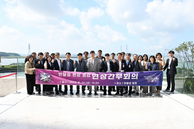 지난 22일 이민근 안산시장(왼쪽 일곱번째)이 현장간부회의를 마치고 반달섬에서 참석자들과 함께 기념촬영을 하고 있다. 사진=안산시