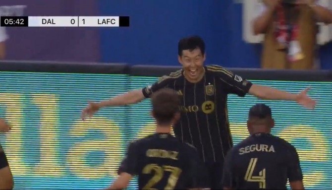 선제골을 터뜨린 손흥민 선수가 선수들과 기쁨의 세레머니를 이어가고 있다.  사진=LAFC 골 영상 캡쳐