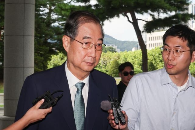 한덕수 전 국무총리가 22일 '12·3 불법계엄' 관련 내란·외환 사건을 수사하는 조은석 특별검사팀 사무실이 마련된 서울 서초구 서울고등검찰청으로 출석하고 있다. 사진=연합뉴스