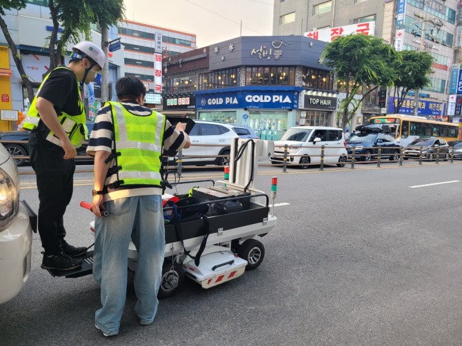 용인특례시가 지하안전 확보를 위한 지표투과레이더(GPR) 탐사를 진행하고 있다. 사진=용인특례시