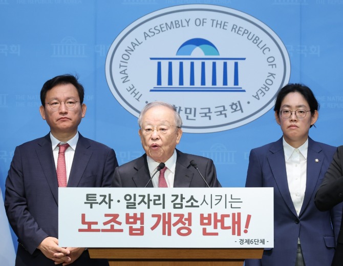 손경식 한국경영자총협회(경총) 회장(가운데)이 지난 18일 서울 여의도 국회 소통관에서 노조법 개정 중단 촉구 기자회견을 하고 있다. 사진=연합뉴스