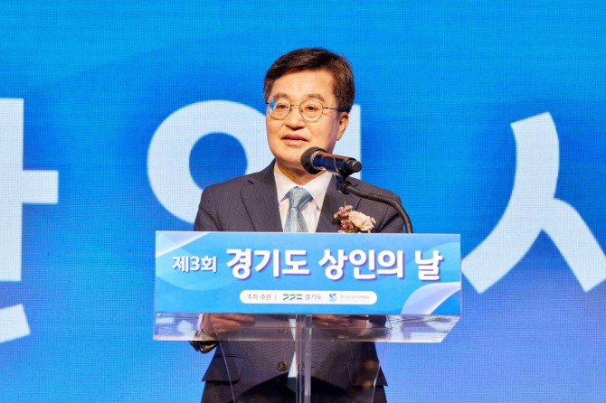 25일 김동연 경기도지사가 한양대 에리카캠퍼스(안산)에서 열린 ‘제3회 경기도 상인의 날 행사’에 참석해 축사를 하고 있다. 사진=경기도 