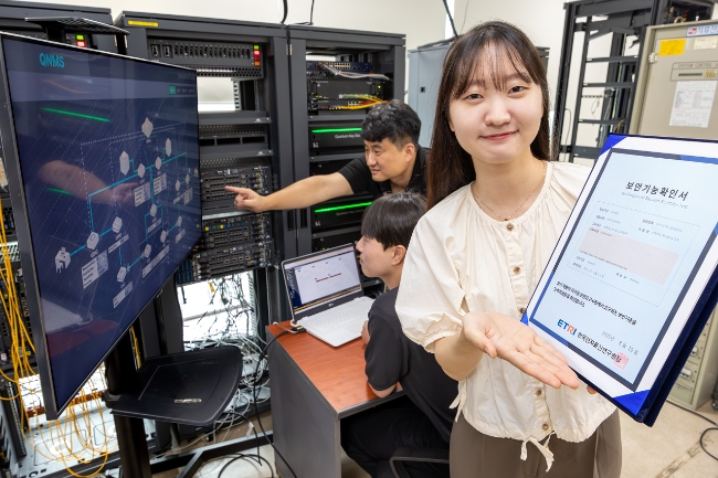 KT가 개발한 양자키분배기술이 적용된 장비가 국가정보원의 보안검증을 통과했다고 25일 밝혔다. 사진은 KT와 코위버 직원이 양자키분배 기술 적용 장비를 점검하며 보안 인증서를 소개하는 모습. 사진=KT