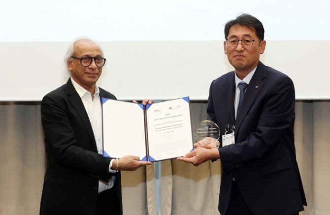 한전 이상원 에너지신사업처장(오른쪽)이 지난 25일 열린 부산 벡스코에서 열린 '글로벌 스마트그리드 기술 경진대회’에서 GSEF Reji Kumar Pillai 회장으로부터 우수상과 특별상을 받았다. 사진=한전