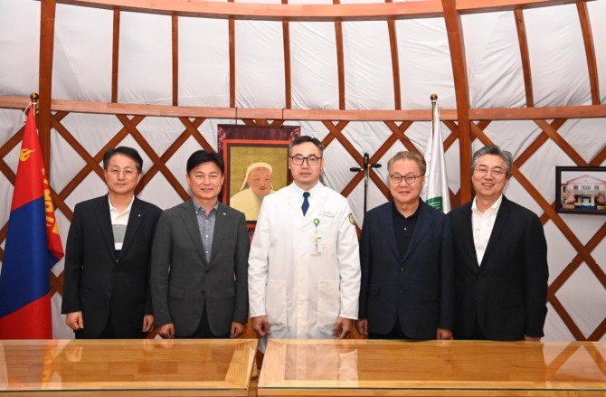 지난 22일 조용익 부천시장(왼쪽에서 두번째)이  ‘몽골 국립외상센터’를 방문해 주요 병원시설을 살펴보고 관계자와 의료 교류 방안에 대해 논의했다.  사진=부천시