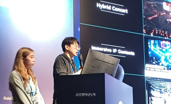 이상헌 메타로켓 대표(오른쪽)가 가상 무대 제작 방식에 대해 강연하고 있다. 사진=이원용 기자