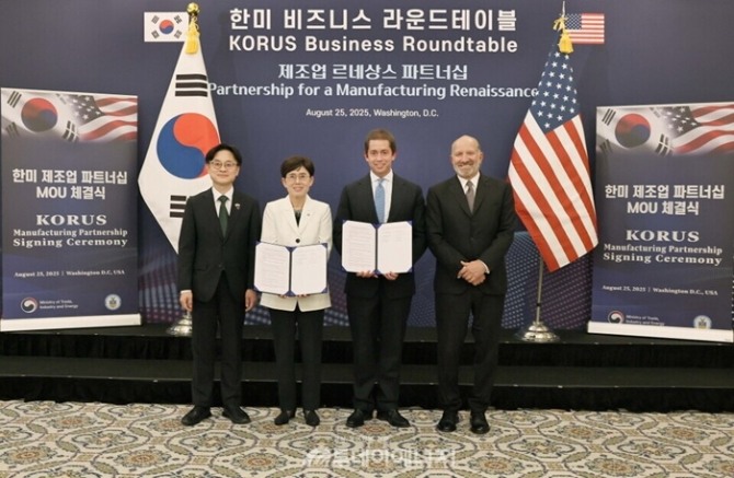 한국가스공사는 25일(현지시간) 미국 워싱턴DC에서 글로벌 에너지 기업 트라피구라(Trafigura) 등 공급업체들과 LNG 도입 계약을 체결했다. (왼쪽부터) 김정관 산업통상자원부 장관, 최연혜 가스공사 사장, 리차드 홀텀 트라피구라 사장, 하워드 러트닉(Howard Lutnick) 미국 상무부 장관. 사진=가스공사