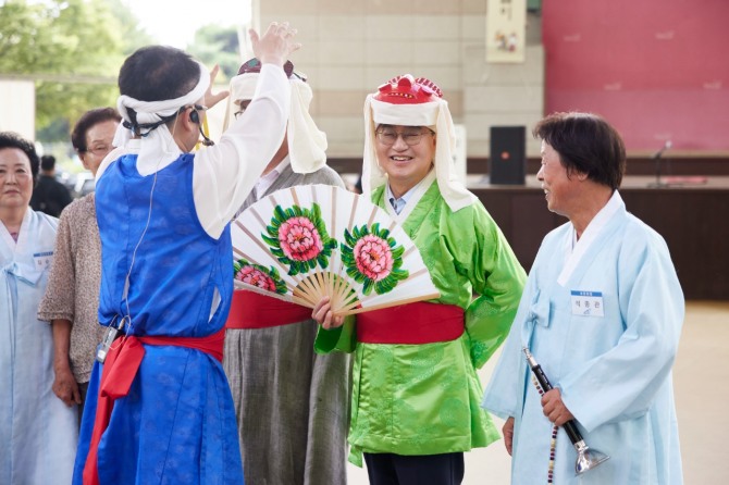 김동연 경기도지사가 26일 민생경제 현장 투어로 양주별산대놀이마당을 방문해  깨끼춤 동작을 배우고 있다. 사진=경기도