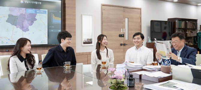 26일 신상진 성남시장(오른쪽)이 성남시청 집무실에서 솔로몬의 선택 프로그램을 통해 만난 예비부부들과 대화하고 있다. 사진=성남시