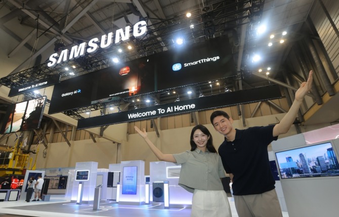 삼성전자 모델이 부산 벡스코에서 29일까지 열리는 '기후산업국제박람회(WCE) 2025'에 마련된 삼성전자 전시관을 소개하고 있다. 사진=삼성전자