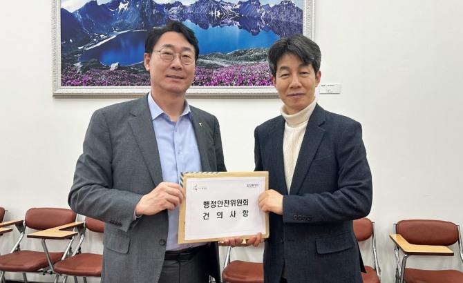 정명근 화성특례시장이 국회 행정안전위원회에 일반구 신설 건의안을 제출하고 있다. 사진=화성특례시