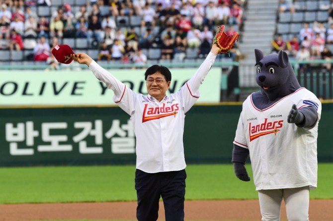 지난 26일 인천 문학야구장에서 열린 SSG 랜더스의 홈경기에서 박용철 강화군수가 800번을 달고 시구를 하기위해 관중들에게 양팔을 벌려 환영을 받고 있다. 사진=강화군 