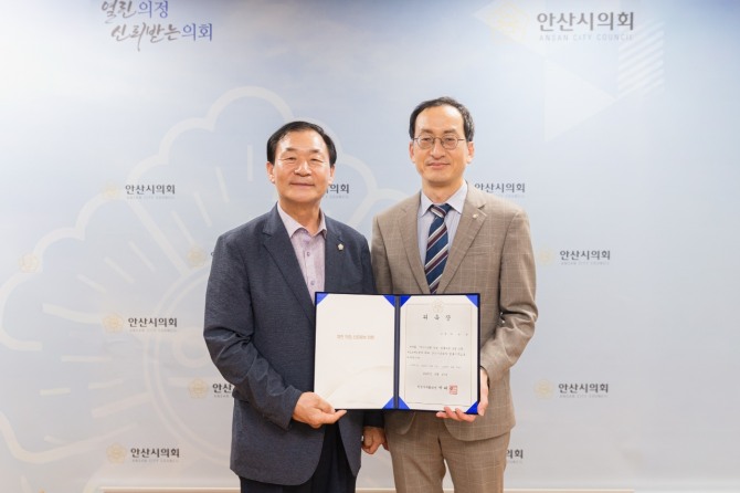 안산시의회가 27일 의장실에서 법률고문 위촉식을 개최했다. 사진 왼쪽이 박태순 의장, 오른쪽이 이날 위촉장을 받은 박준연 법률고문의 모습. 사진=안산시의회