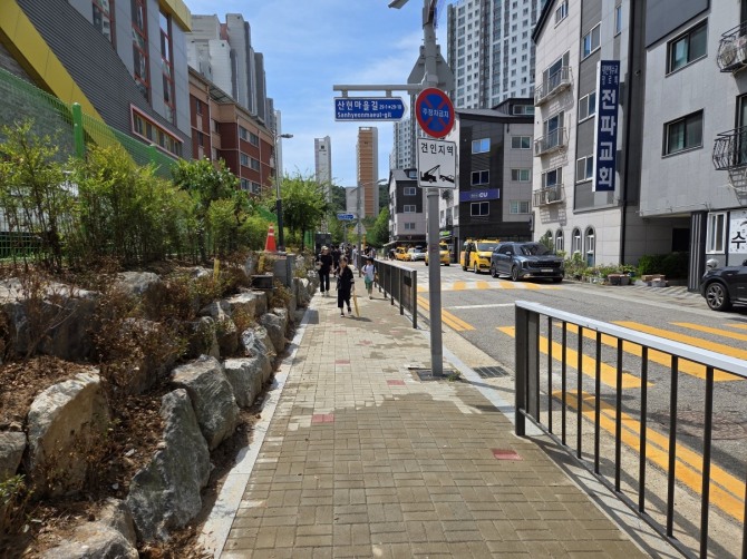좁은 보도를 확장ㆍ정비한‘산현초등학교 인근 보도. 사진=시흥시
