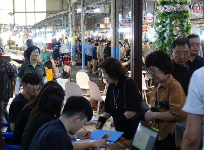 한국서부발전은 오는 29일까지 안면도 수산시장, 백사장항, 서부시장, 동부시장, 신진항 등 태얀지역 전통시장 5곳에서 '태안전통시장愛, 쓰GO! 돌려받GO! 페이백' 행사를 진행한다. 사진=서부발전