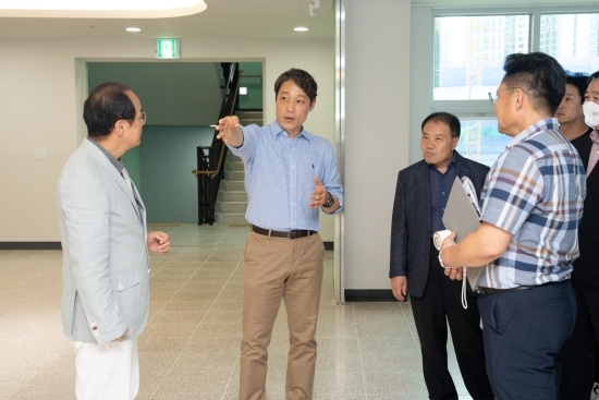 이용창 인천시의회 교육위원장이 인천신검단초교 개교 준비 현장을 점검하는 모습.  사진=인천시의회