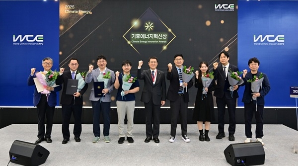27일 열린 2025 기후산업국제박람회(WCE)에서 열린 기후에너지혁신상 시상식에서 이상훈 한국에너지공단 이사장(왼쪽 5번째)가 수상자들과 기념촬영을 하고 있다. 사진=한국에너지공단