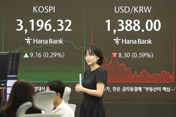 28일 서울 중구 하나은행 본점 딜링룸에 코스피 코스닥 지수가 표시돼 있다. 사진=연합뉴스