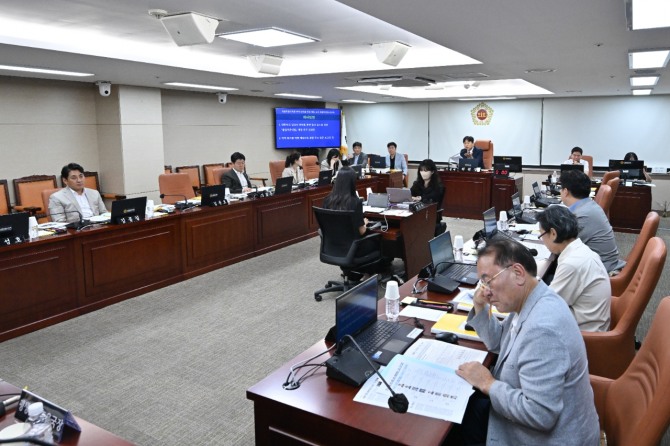 지난 27일 서울시의회 마약 퇴치를 위한 예방 교육 특별위원회가 회의를 하고 있다. 사진=서울시의회