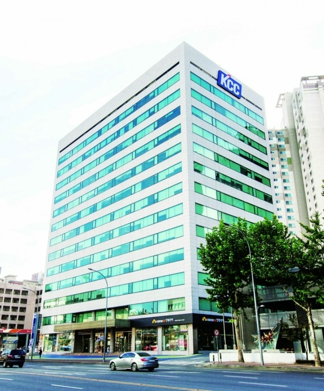 29일 건설업계에 따르면 KCC가 효성중공업 건설PU와 손잡고 콘크리트 건축물의 탄산화를 억제해 내구성을 높일 수 있는 융복합 기술을 공동 개발했다. 서울 서초구 KCC 본사. 사진=KCC