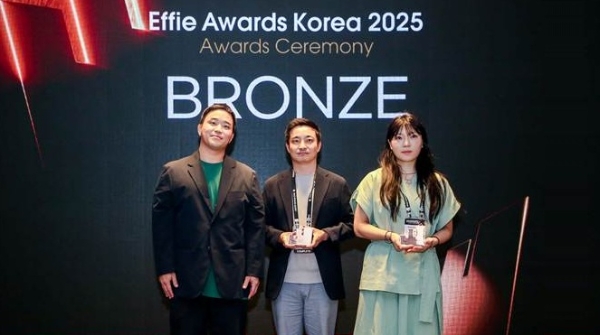 에피 어워드 코리아 2025 브론즈상 수상 후 서현욱 컴투스 실장(가운데 등) 관계자들이 기념 촬영을 하고 있다. 사진=컴투스