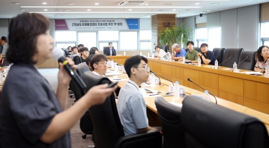 지난 28일 오후 송도지타워 대회의실에서 ‘송도국제에코센터 조성사업 추진 TF 회의’가 열렸다. 김경희 송도사업본부 환경녹지과 환경시설팀장이 사업을 소개하고 있다. 사진 =인천경제청