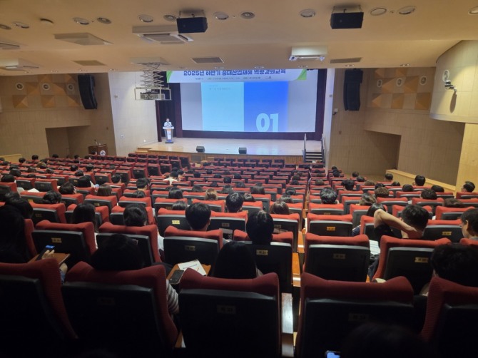 지난 28일 ㅅ흥시청 늠내홀에서 시 공직자를 대상으로 중대산업재해 예방을 위한 역량강화 교육이 진행되고 있다. 사진=시흥시