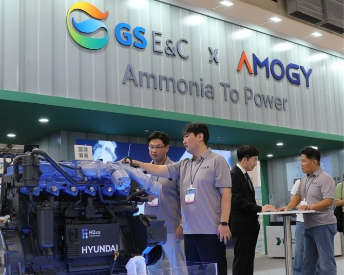 GS건설은 지난 27일 부산 벡스코에서 열린 2025 기후산업 국제 박람회에서 미국 AMOGY(아모지)와 손잡고 개발한 무탄소 분산에너지 사업을 선보였다고 29일 밝혔다. 기후산업 국제 박람회 관람객들이 GS건설 부스를 살펴보는 모습. 사진=GS건설