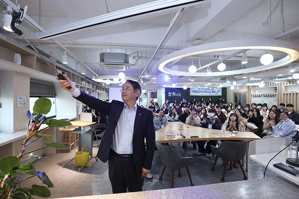 행정체험 연수교육에 참석한 학생들과 기념사진을 찍는 이동환 고양특례시장. 사진=고양시