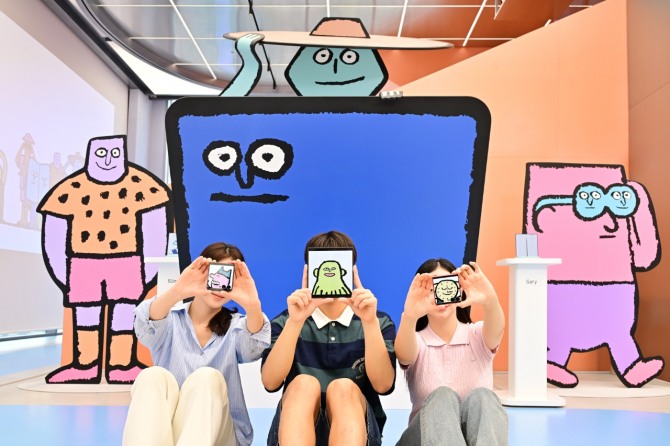 삼성 강남 ‘INTO the Galaxy UNFOLDERS’ 방문객들이 ‘갤럭시 Z 폴드7·Z 플립7’과 함께 ‘뉴페이스 셀피’를 촬영하는 모습. 사진=삼성전자