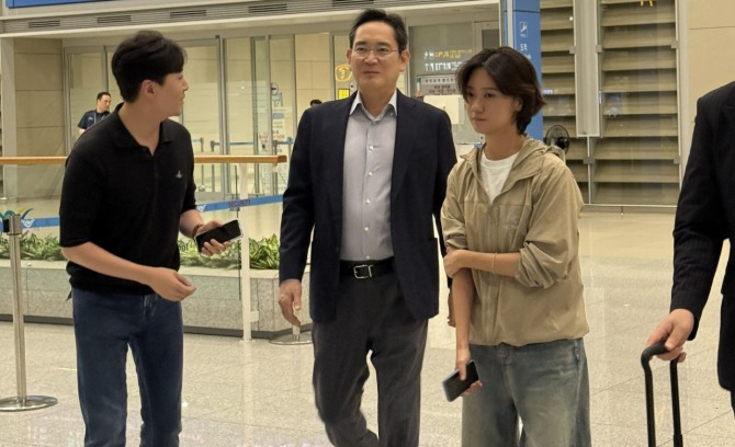 1주일간의 한미정상회담 경제사절단 동행 일정을 마친 이재용 삼성전자 회장이 31일 인천공항 제2여객터미널을 통해 입국하며 취재진의 질문에 답변하고 있다.  사진=연합뉴스
