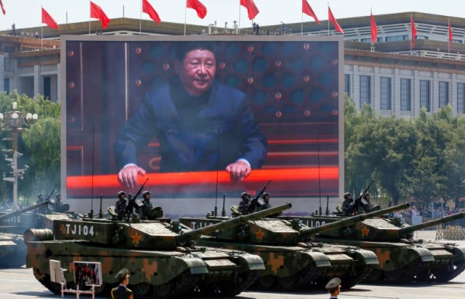 시진핑 주석이 제2차 세계대전 종전 70주년을 기념하는 2015년 퍼레이드에 99A형 전차가 참가하는 것을 지켜보고 있다. 사진=AP/뉴시스