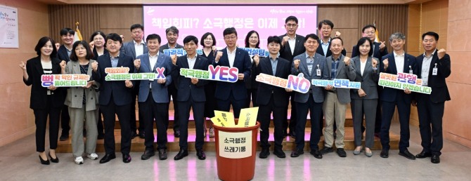 이민근 안산시장(왼쪽 여섯번째)이 지난달 29일 간부공무원들과 함께 적극행정 실천을 다짐하고 있다. 사진=안산시