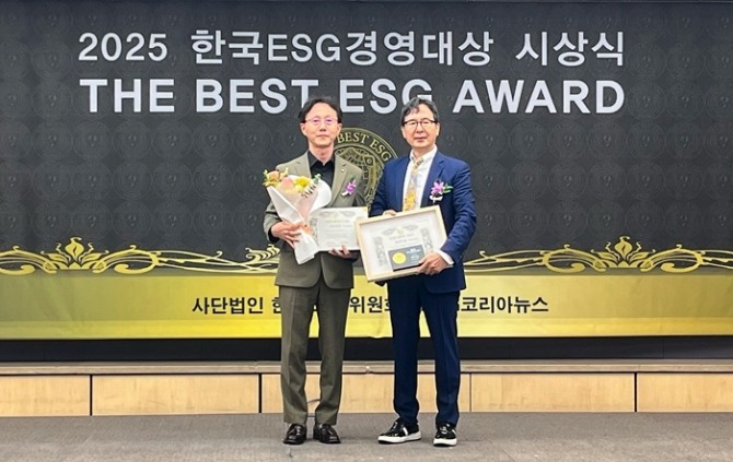 김민수 한국중부발전 재무개선처장(왼쪽)이 지난달 29일 '2025 한국ESG경영대상' 시상식에서 공공기관 환경(E)부문 최우수상을 수상하고 기념촬영을 하고 있다. 사진=중부발전
