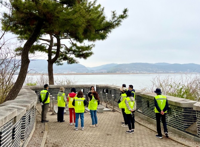 스탬프투어의 코스는 갑곶돈대, 연미정, 고려천도공원, 강화평화전망대, 강화역사박물관, 강화함상공원, DMZ 강화쉼터 등 7개 지점으로 구성돼 있다.  사진=강화군