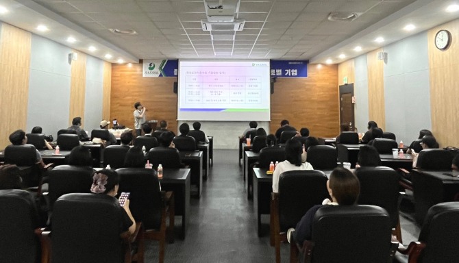 청년도전지원사업 참여자들이 지난달 29일 새솔다이아몬드공업(주)를 방문해 기업탐방 프로그램을 진행하고 있다. 사진=안산시
