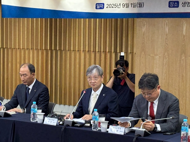 이찬진(가운데) 금융감독원장이 1일 서울 광화문 생명보험교육문화센터에서 열린 ‘금감원장-보험회사 최고경영자(CEO) 간담회’에서 발언하고 있다. 사진=이민지 기자 