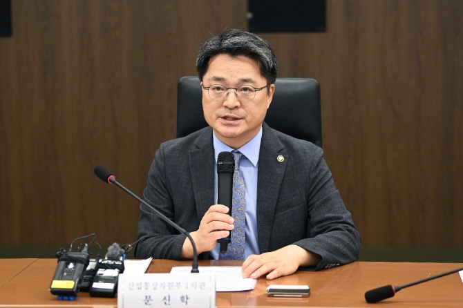 문신학 산업통상자원부 1차관이 1일 서울 중구 대한상공회의소 회의실에서 미국 관세 조치에 대한 국내산업 영향 및 대응방안 등에 대해 발언하고 있다. 사진=뉴시스
