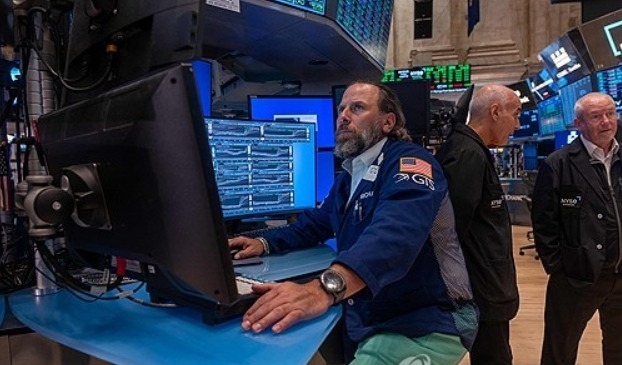 8월 22일 미국 뉴욕증권거래소(NYSE)에서 트레이더들이 일하고 있다. 사진=AFP/연합뉴스