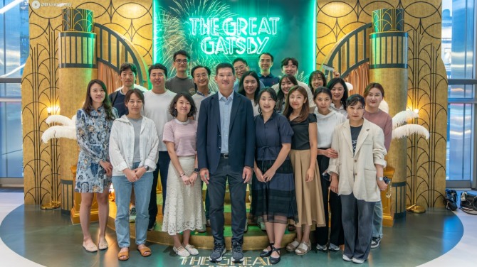 GS건설은 지난달 27일 서울 강남구 역삼동 GS아트센터 개관을 기념해 임직원 및 임직원 가족을 초청, 뮤지컬 ‘위대한 개츠비’ 관람행사를 가졌다고 2일 밝혔다. 이 행사에 참석한 허윤홍 GS건설 대표(앞줄 가운데)가 임직원 및 임직원 가족들과 기념촬영을 하는 모습. 사진=GS건설