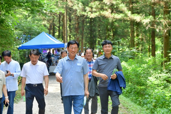공직자, 관계자들과 함께 축령산 산림자원을 확인 중인 김한종 장성군수.  사진=전남 장성군